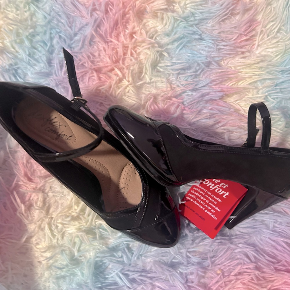 New woman’s Shoes size 7
